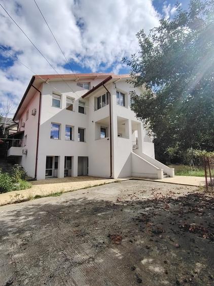 Casă individuală cu 18 camere cu Teren 1300 Mp în Bucium