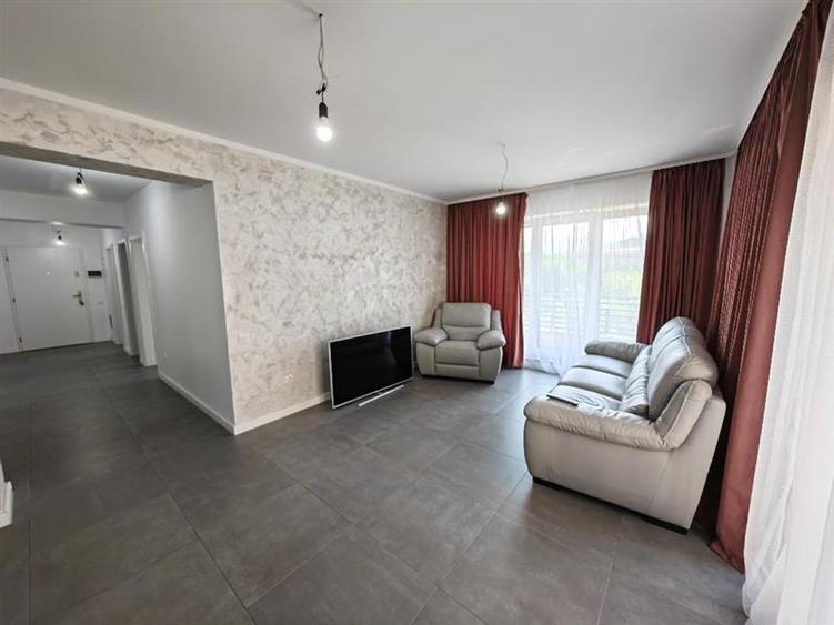 Apartament cu 3 camere decomandat, mobilat în Tractorul