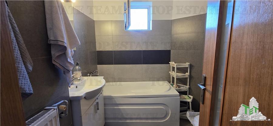 Casă individuală cu 7 camere cu Canalizare în Domenii