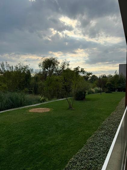 Apartament cu 3 camere semidecomandat în Băneasa