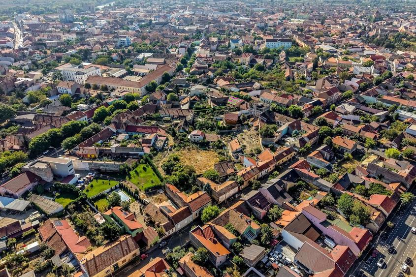Teren Construcții intravilan de 2044 mp, în Central