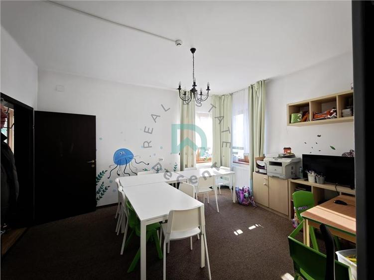 Casă individuală cu 8 camere cu Teren 377 Mp în Centrul Civic