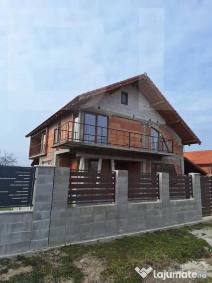 Casă cu 5 camere cu Teren 430 Mp în Central