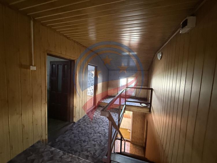 Casă individuală cu 8 camere cu Canalizare în 1 Mai