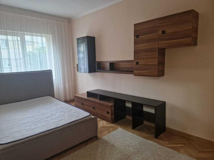 Apartament cu 4 camere decomandat, mobilat în Medicină