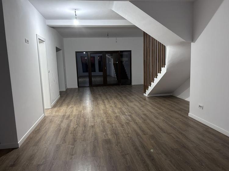 Casă cu 4 camere în Vladimirescu