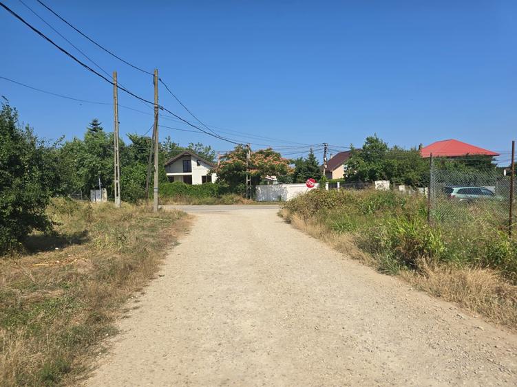 Teren Construcții intravilan de 770 mp, în Lazu