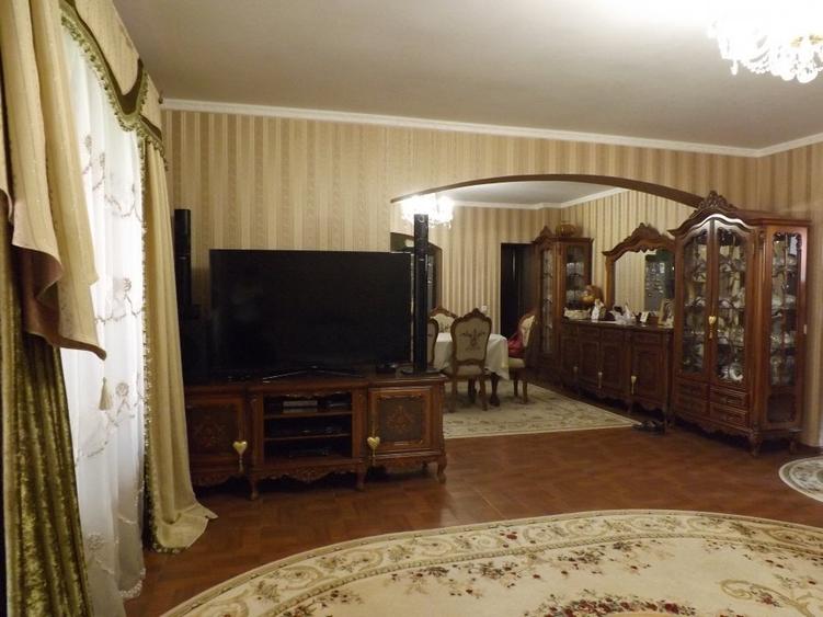 Casă individuală cu 7 camere cu Canalizare în Săcele