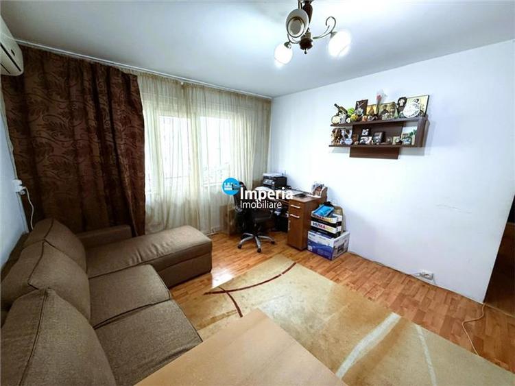 Apartament cu 3 camere semidecomandat în Alexandru cel Bun