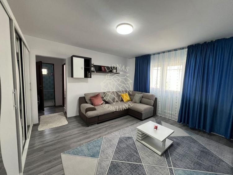 Apartament cu 2 camere semidecomandat, mobilat în Decebal