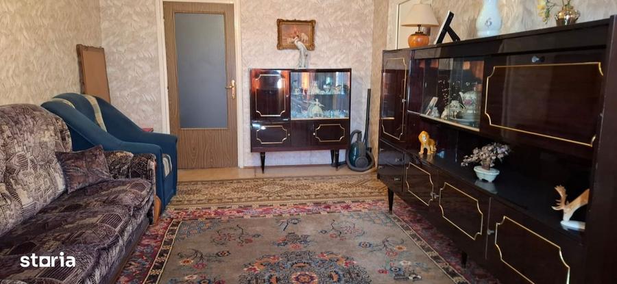 Apartament cu 3 camere semidecomandat în Exterior Vest