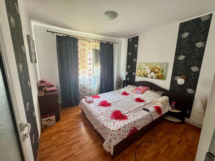 Apartament cu 3 camere decomandat în Baza 3