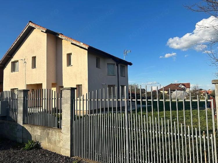 Casă cu 5 camere cu Teren 1000 Mp în Peciu Nou