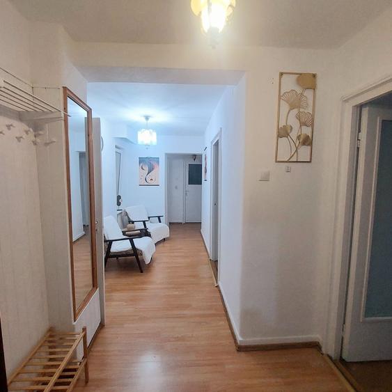 Apartament cu 3 camere decomandat în Florești