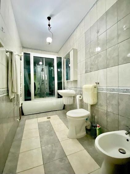 Casă individuală cu 13 camere cu Canalizare în Gruia