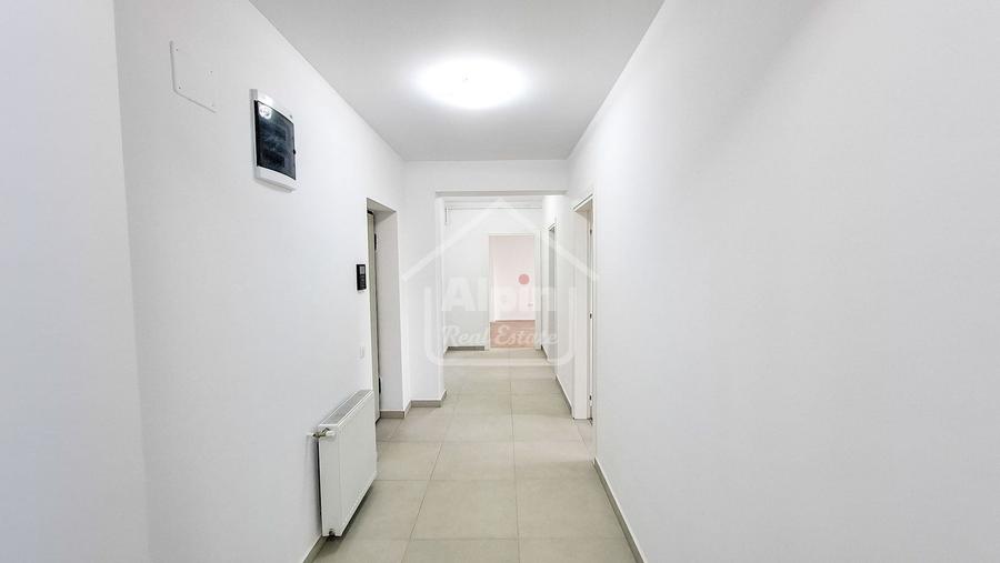 Apartament cu 3 camere decomandat în Tractorul