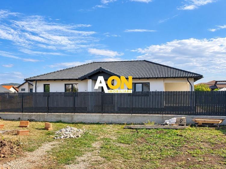 Casă individuală cu 4 camere cu Canalizare în Micești