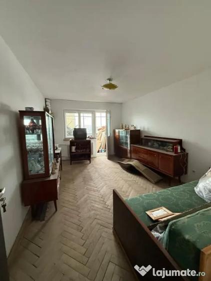 Apartament cu 3 camere decomandat în Calea București