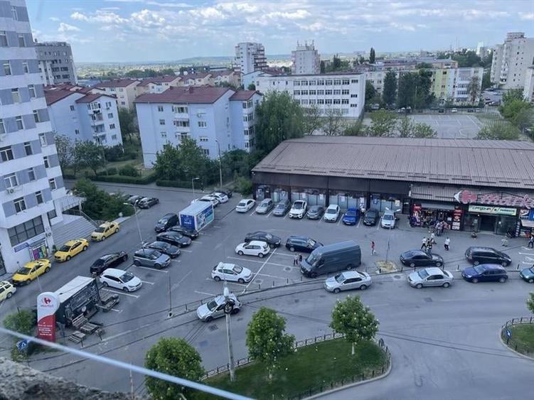 Apartament cu 3 camere în Craiovița Nouă