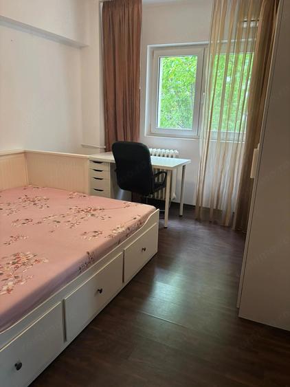 Apartament cu 4 camere semidecomandat în Tineretului