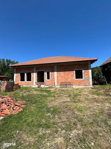 Casă cu 6 camere cu Teren 1724 Mp în Jucu
