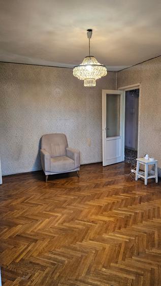 Apartament cu 3 camere semidecomandat în Giulești
