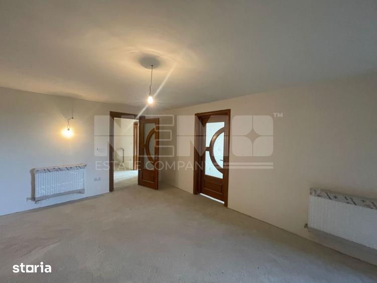 Casă cu 9 camere cu Teren 631 Mp în Burla
