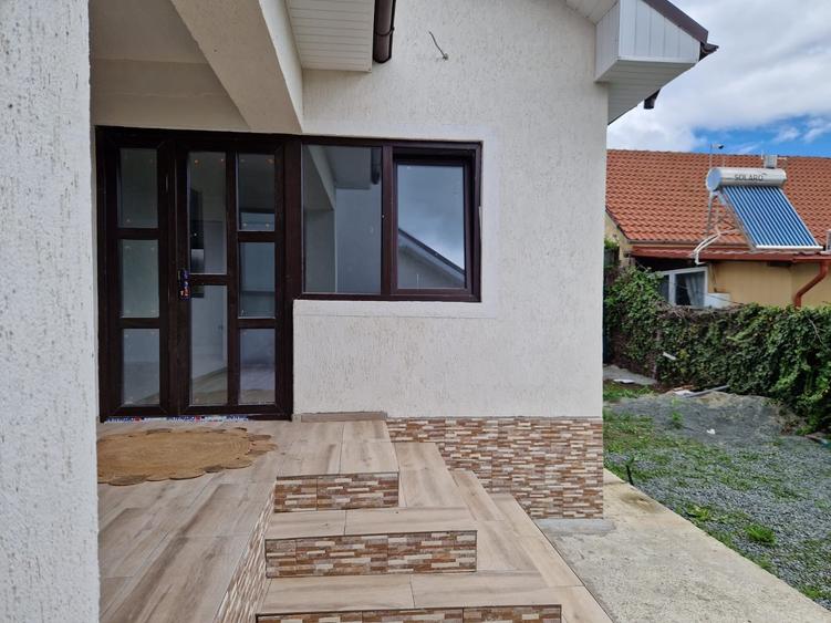Casă individuală cu 4 camere cu Teren 180 Mp în Est
