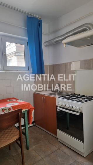 Apartament cu 2 camere semidecomandat, mobilat în Central