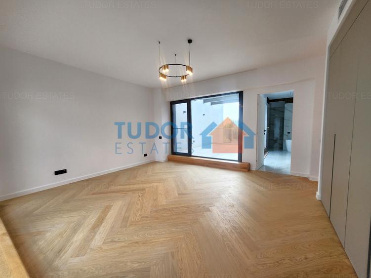 Casă cu 5 camere cu Garaj în Pipera