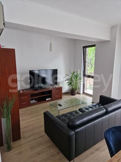 Apartament cu 3 camere semidecomandat, mobilat în Victoriei