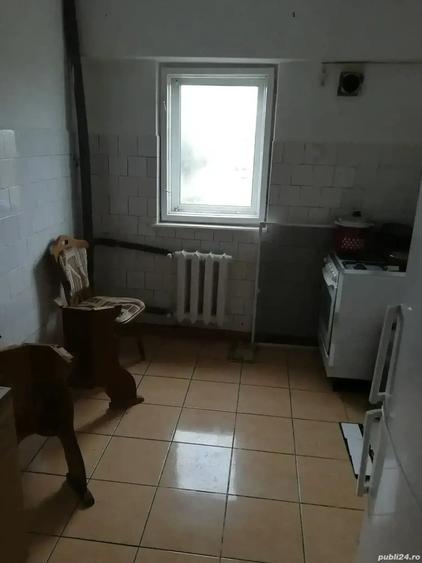 Apartament cu 3 camere decomandat în Far