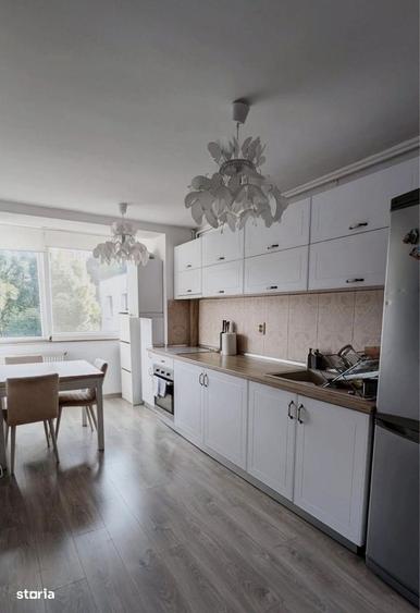 Apartament cu 3 camere semidecomandat, mobilat în Semicentral