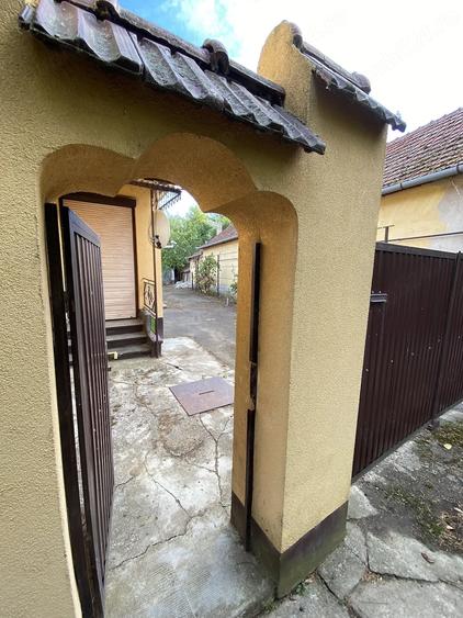 Casă cu 5 camere cu Teren 1353 Mp în Central