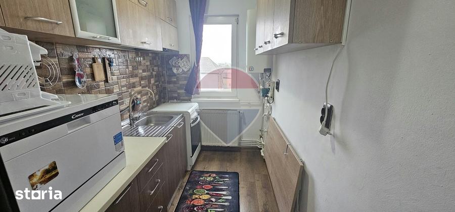 Apartament cu 3 camere semidecomandat în Central