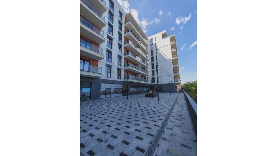 Apartament cu 5 camere semidecomandat, mobilat în Băneasa