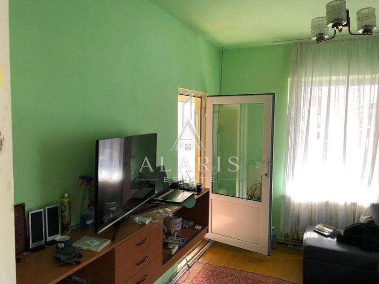Casă individuală cu 6 camere cu Canalizare în Lipovei