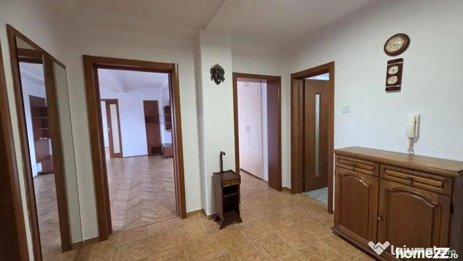 Apartament cu 4 camere decomandat în Matei Voievod