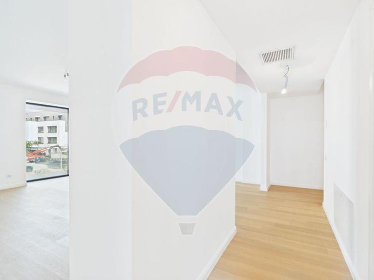 Apartament cu 3 camere semidecomandat în Nord