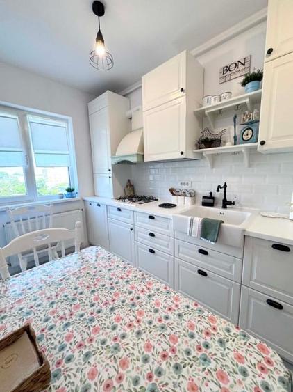 Apartament cu 3 camere semidecomandat, mobilat în Apărătorii Patriei