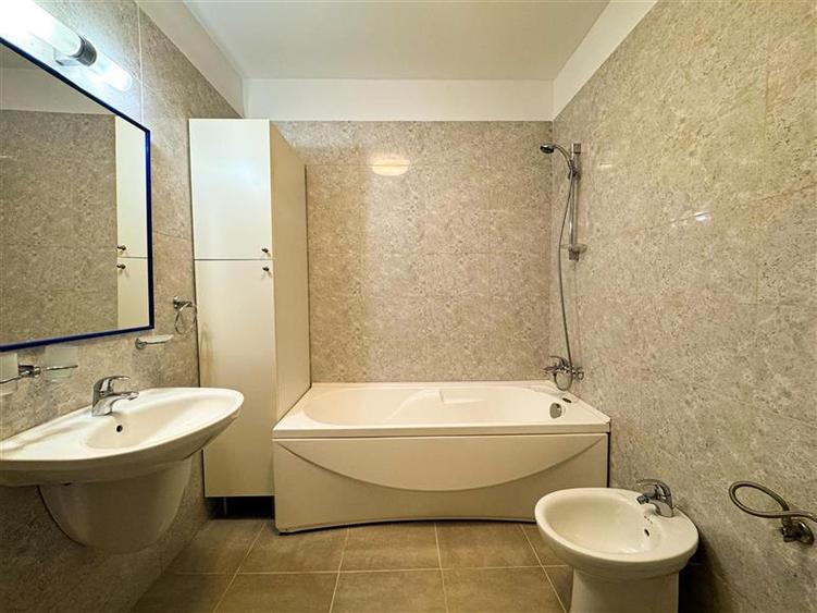 Apartament cu 4 camere semidecomandat în Floreasca