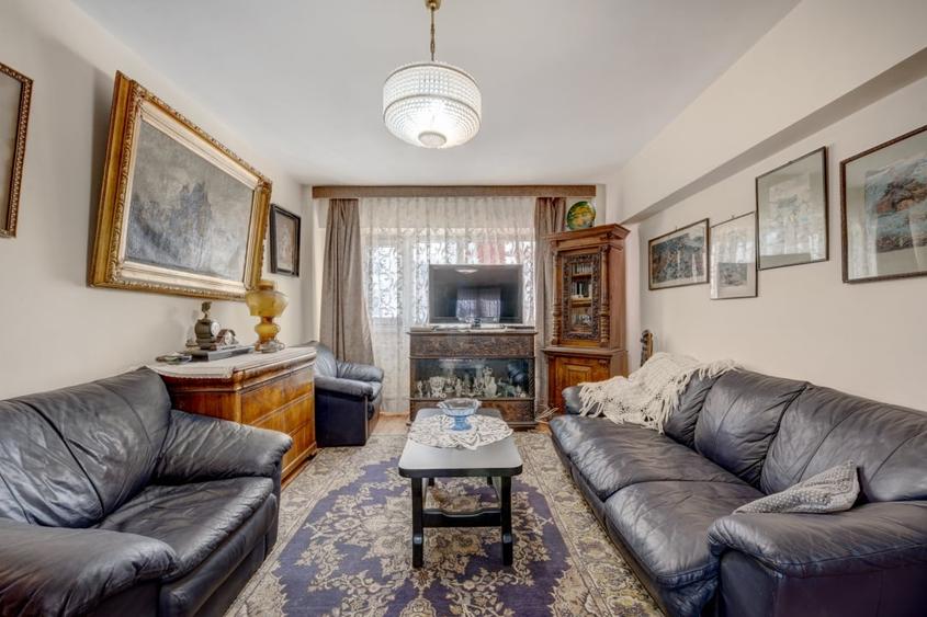 Apartament cu 4 camere semidecomandat, mobilat în 1 Mai