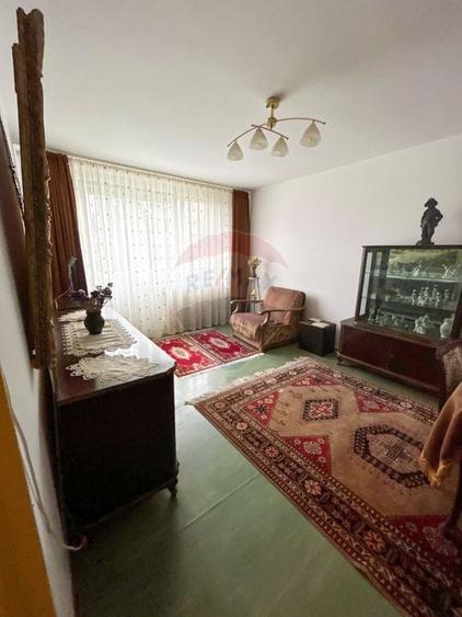 Apartament cu 4 camere decomandat în Periferie