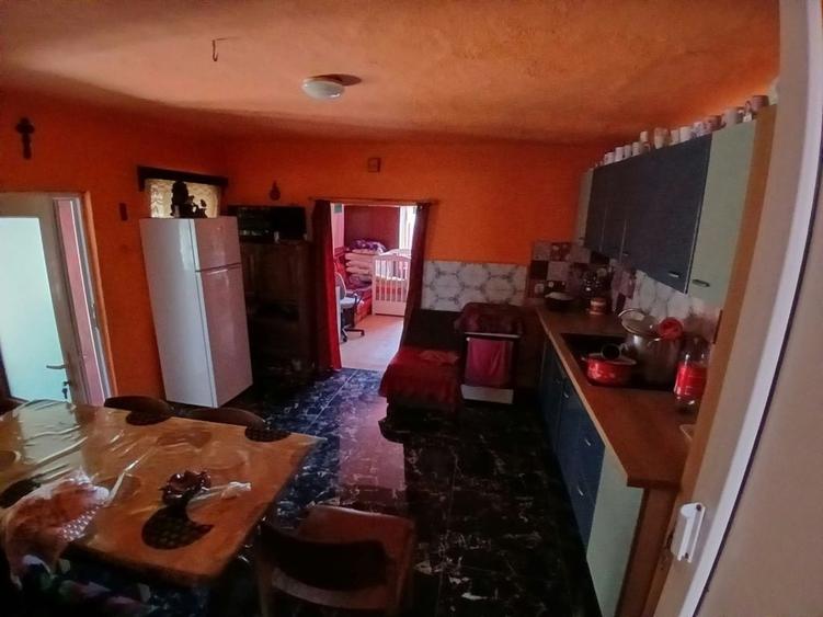 Casă cu 4 camere în Roșia
