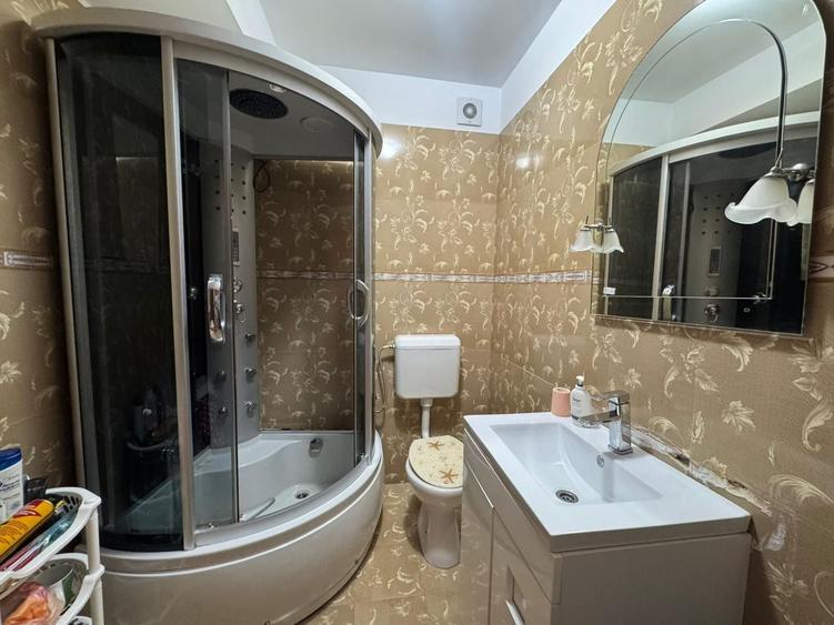 Apartament cu 3 camere semidecomandat, mobilat în Sud