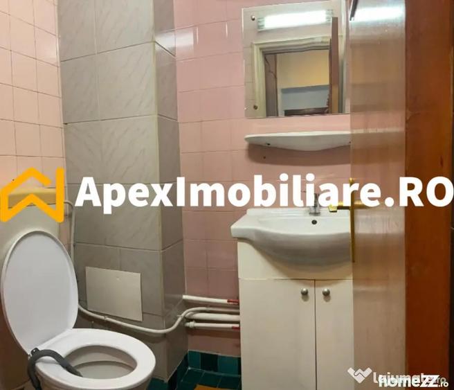 Apartament cu 3 camere semidecomandat, mobilat în Tineretului