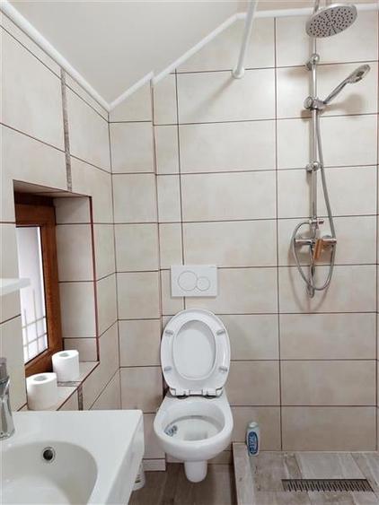 Casă individuală cu 8 camere cu Canalizare în Gai