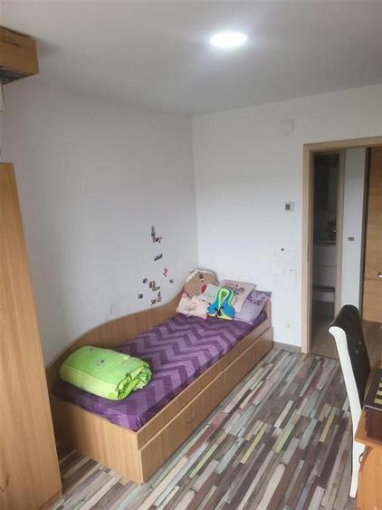 Apartament cu 4 camere decomandat, mobilat în Nicolina