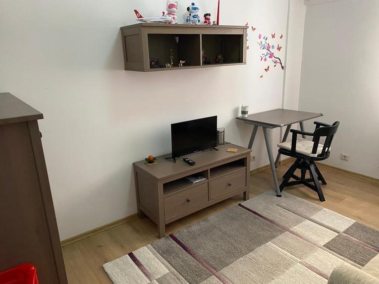 Apartament cu 3 camere semidecomandat, mobilat în Gara de Nord