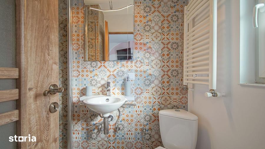 Casă cu 8 camere cu Teren 485 Mp în Central